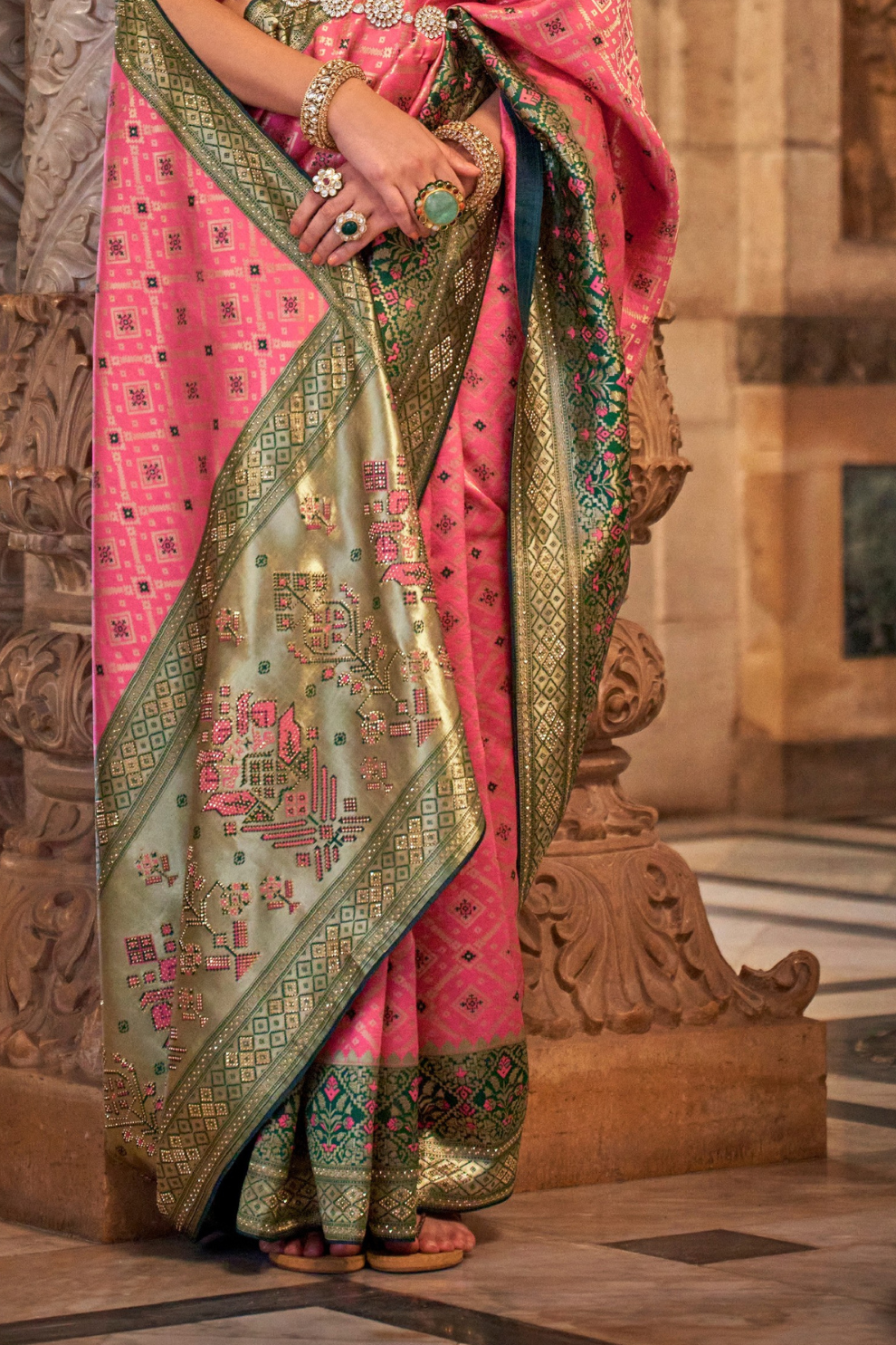 Elegant Banarasi Silk Saree with Striking Contrast Border