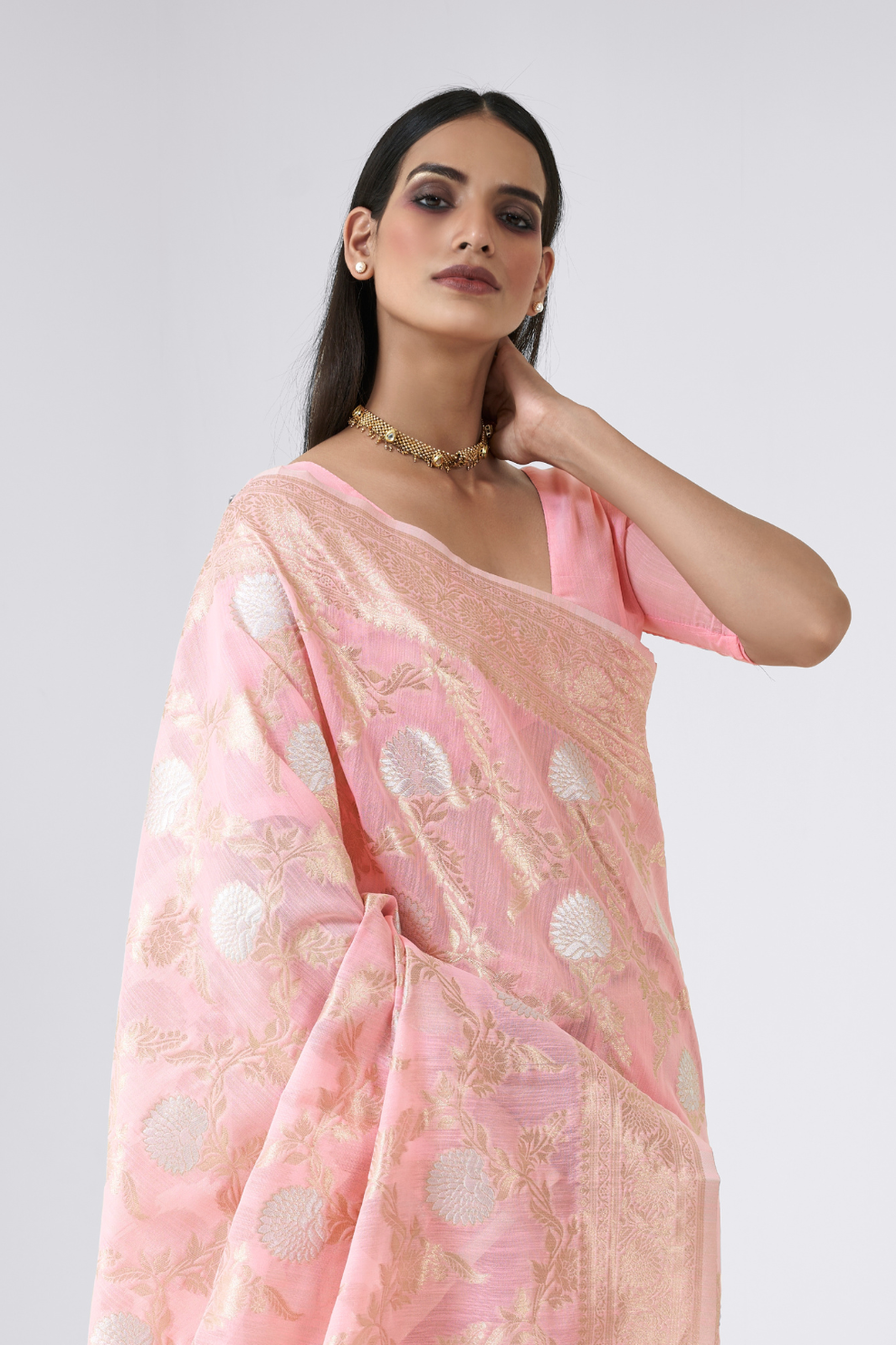 Traditional Linen Silk Saree with Elegant Zari Patterns