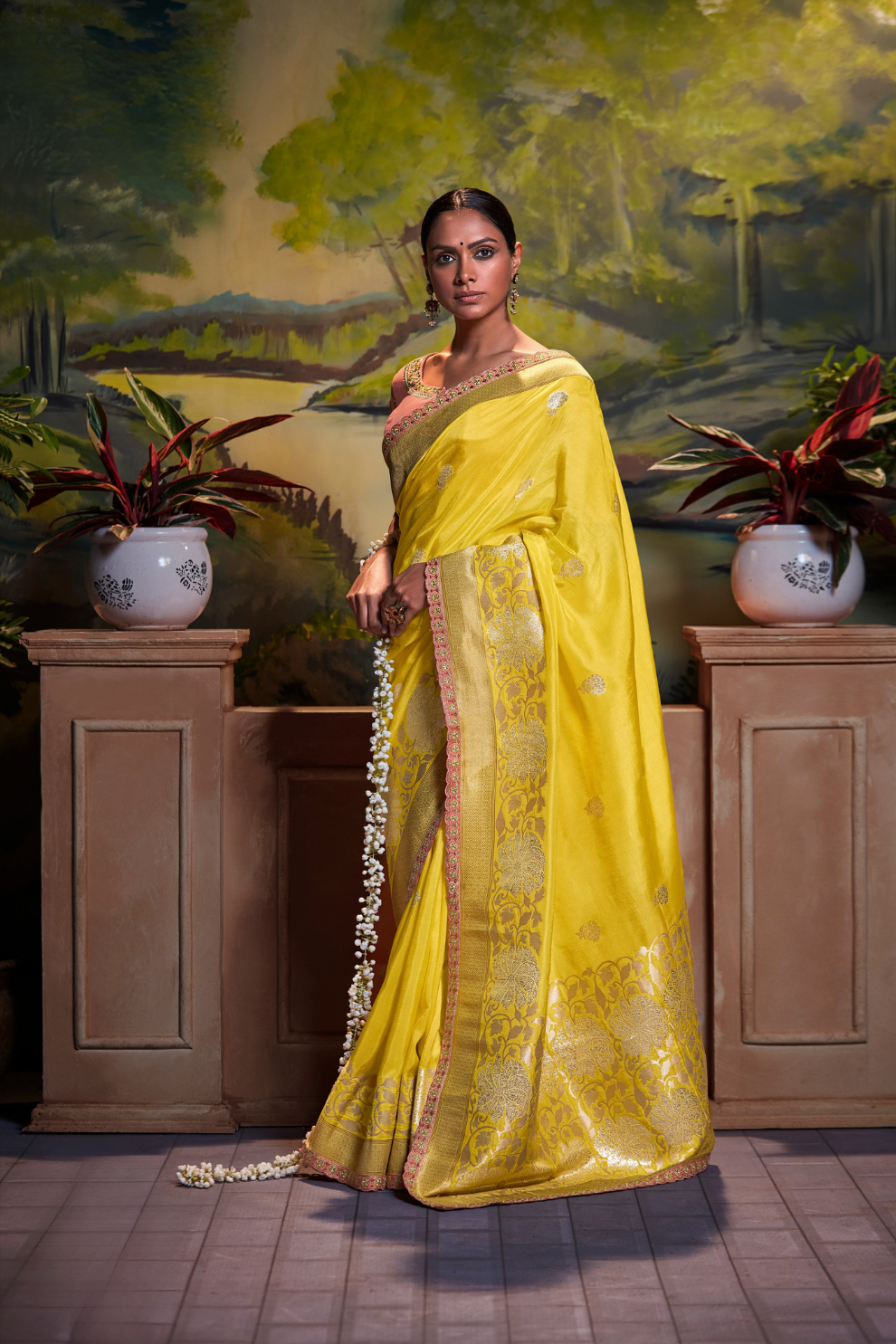 Royal Radiance Exquisite Pure Dola Silk Saree for Timeless Elegance