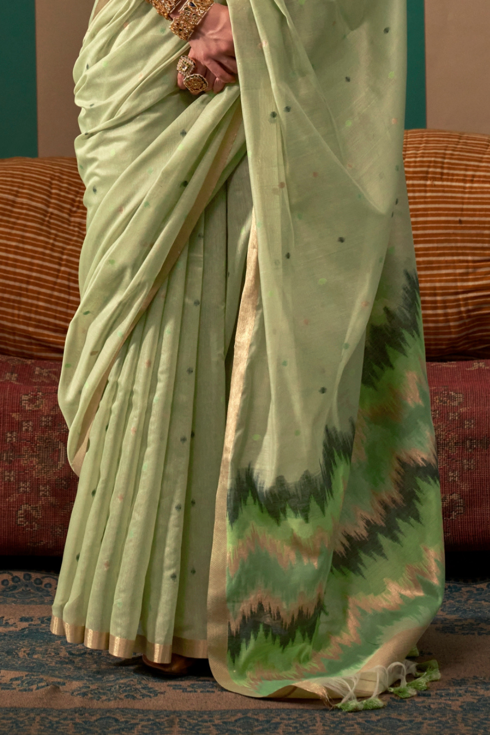 Graceful Spun Silk Saree with Handloom Weaving
