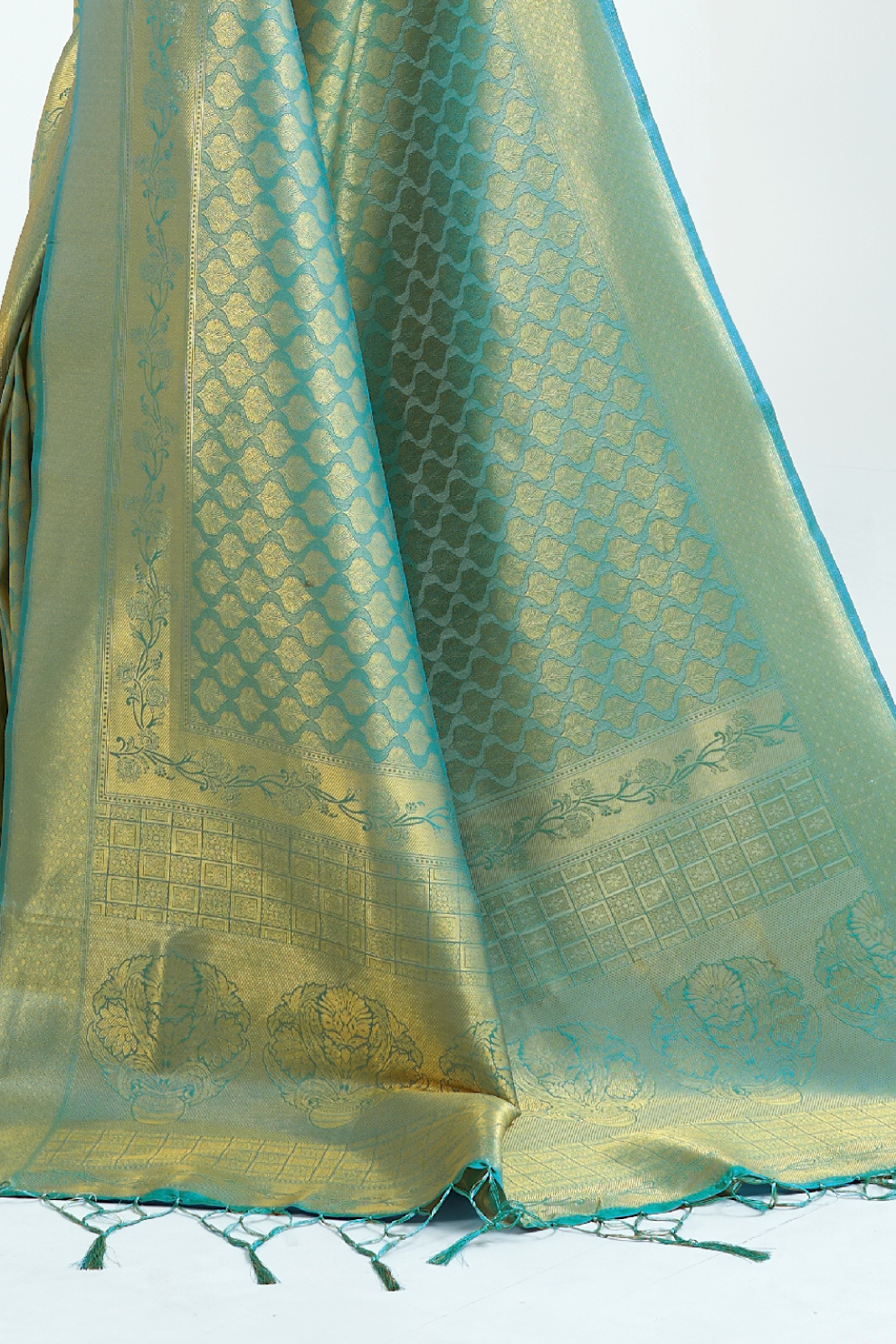 Kanjivaram Silk Saree with Traditional Handloom Weaving Art