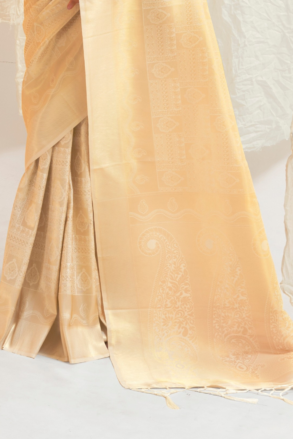 Kanjivaram Silk Saree with Traditional Handloom Weaving Art
