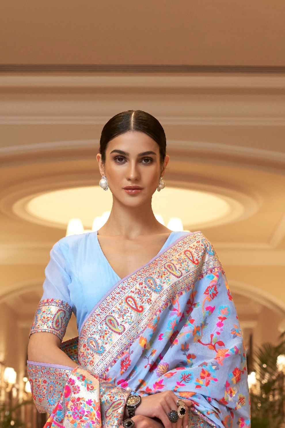 Elegant Handloom Weaving Saree with Traditional Artisan Detail