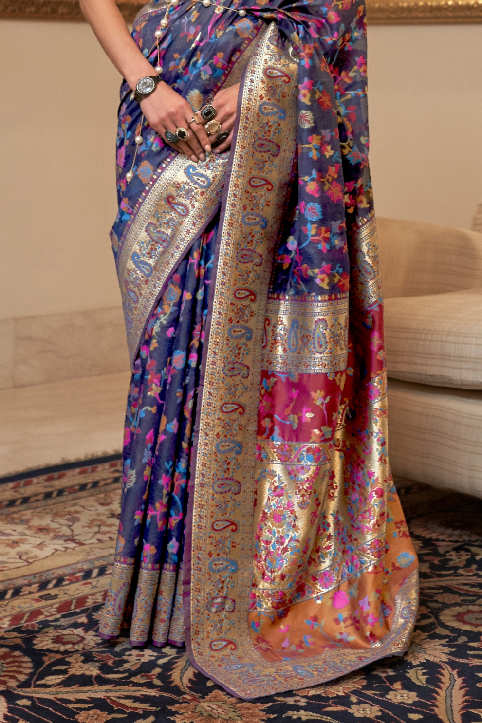 Elegant Handloom Weaving Saree with Traditional Artisan Detail