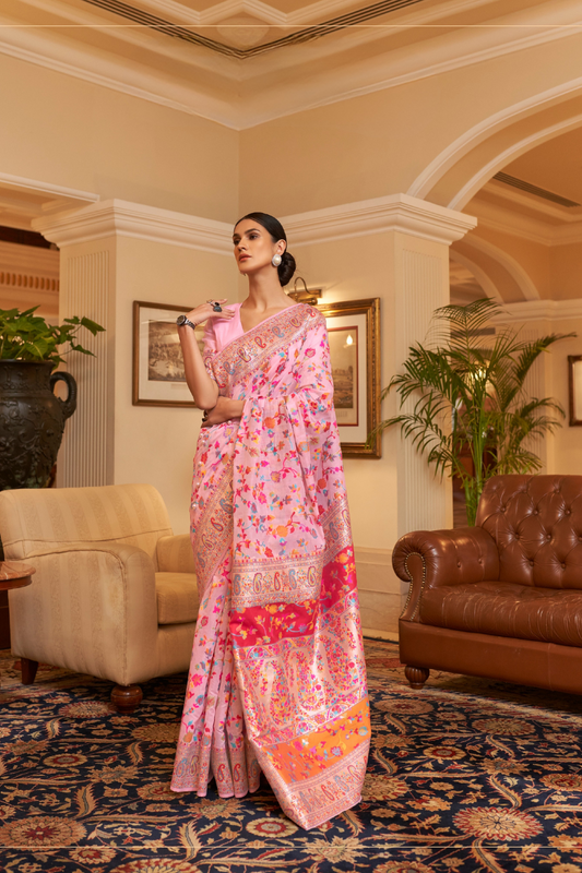 Elegant Handloom Weaving Saree with Traditional Artisan Detail