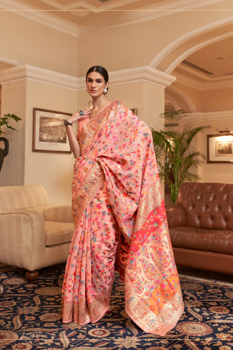 Elegant Handloom Weaving Saree with Traditional Artisan Detail