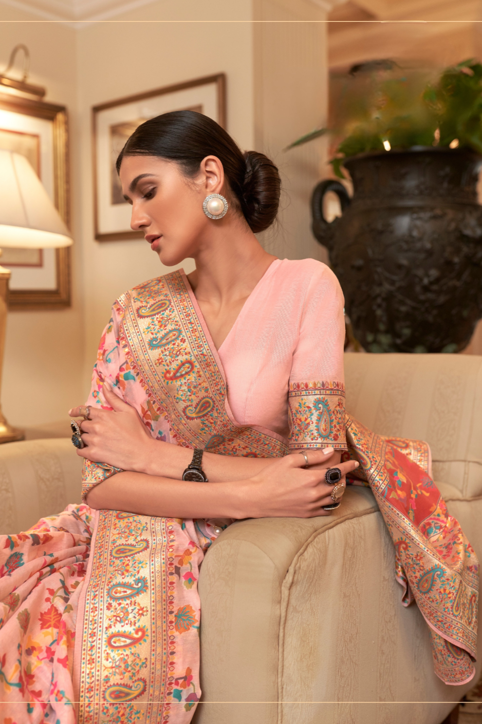 Elegant Handloom Weaving Saree with Traditional Artisan Detail