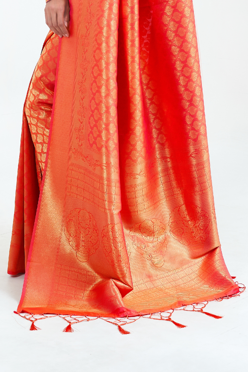 Kanjivaram Silk Saree with Traditional Handloom Weaving Art