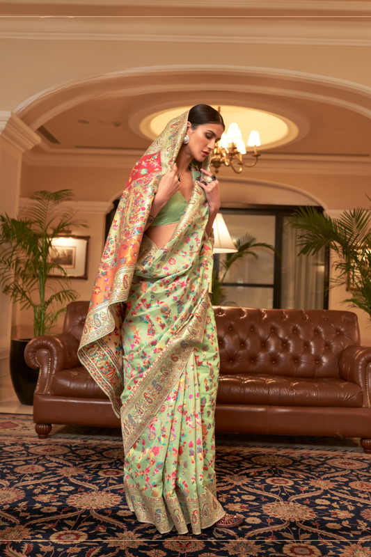 Elegant Handloom Weaving Saree with Traditional Artisan Detail