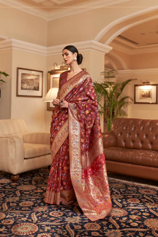 Elegant Handloom Weaving Saree with Traditional Artisan Detail