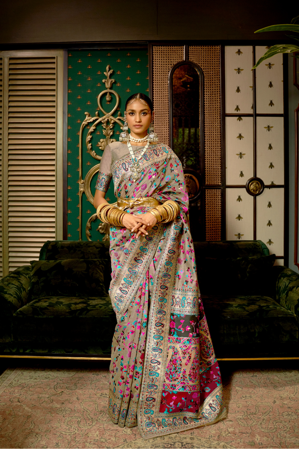 Elegant Handloom Weaving Saree with Traditional Artisan Detail