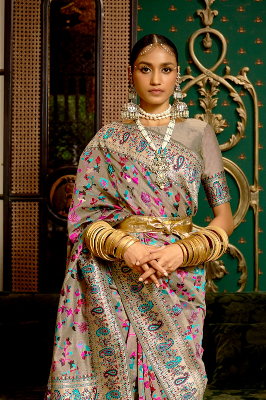 Elegant Handloom Weaving Saree with Traditional Artisan Detail