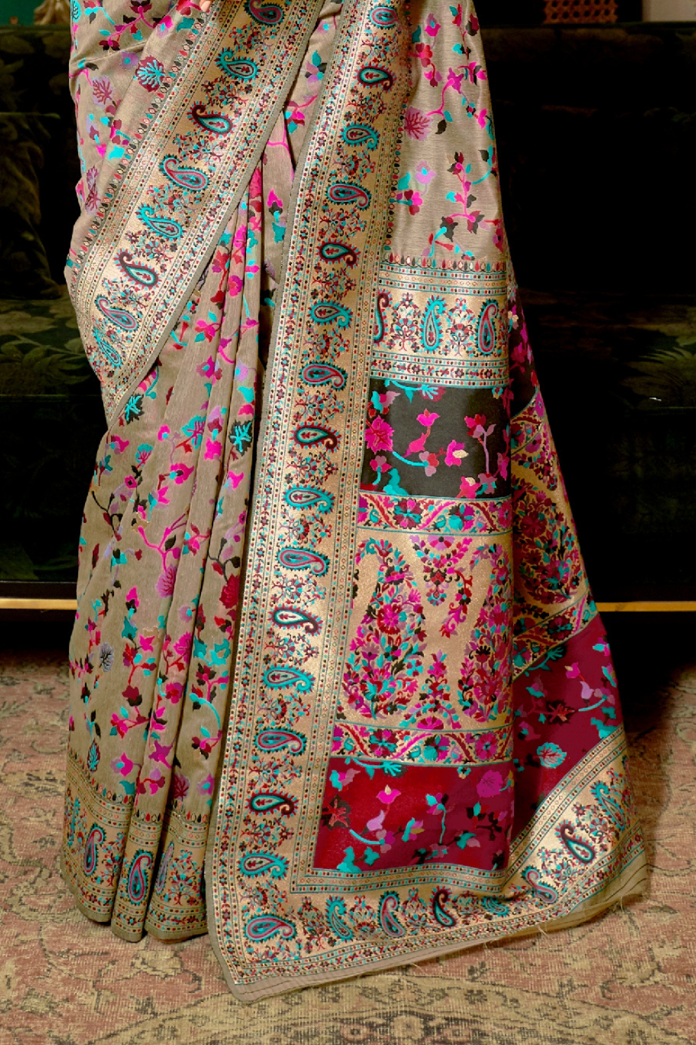 Elegant Handloom Weaving Saree with Traditional Artisan Detail