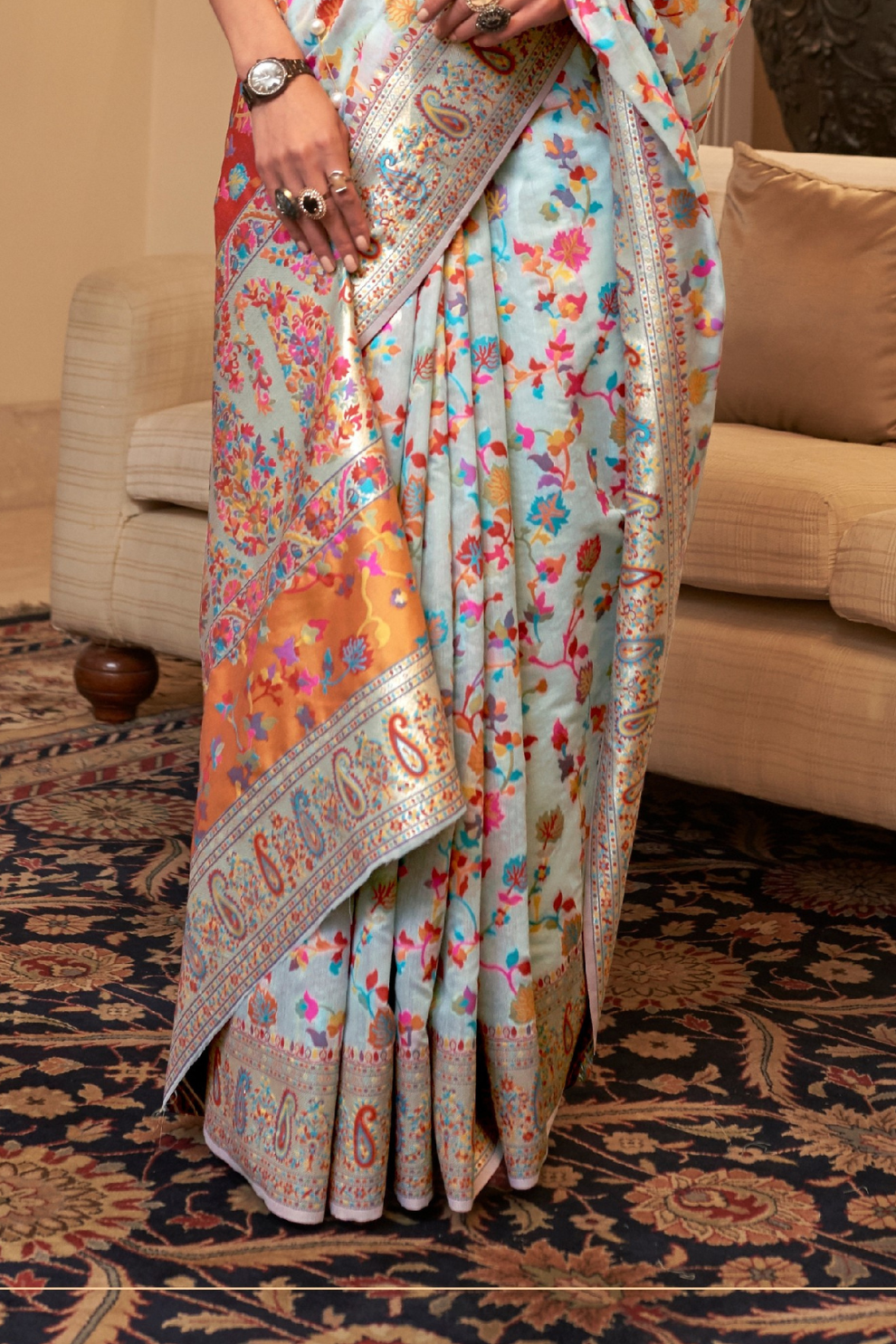 Elegant Handloom Weaving Saree with Traditional Artisan Detail