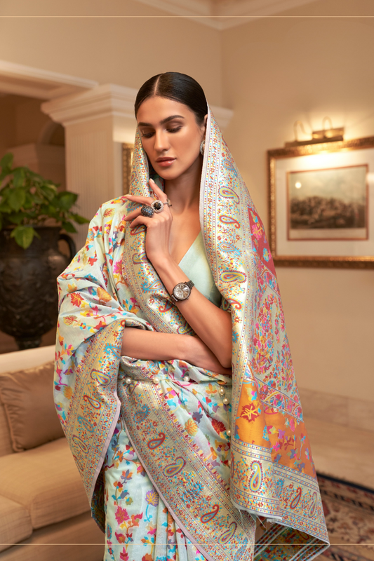 Elegant Handloom Weaving Saree with Traditional Artisan Detail