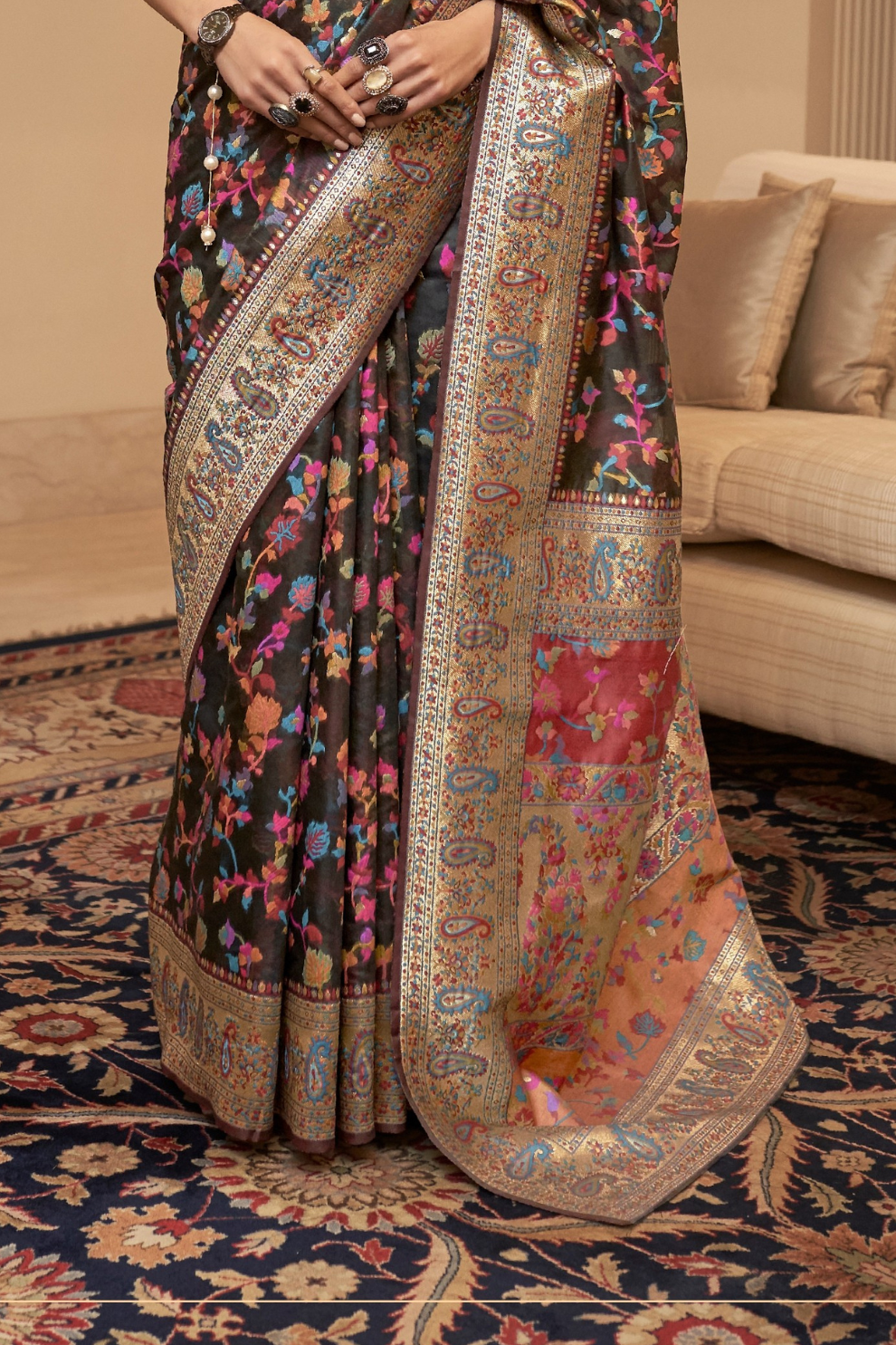 Elegant Handloom Weaving Saree with Traditional Artisan Detail