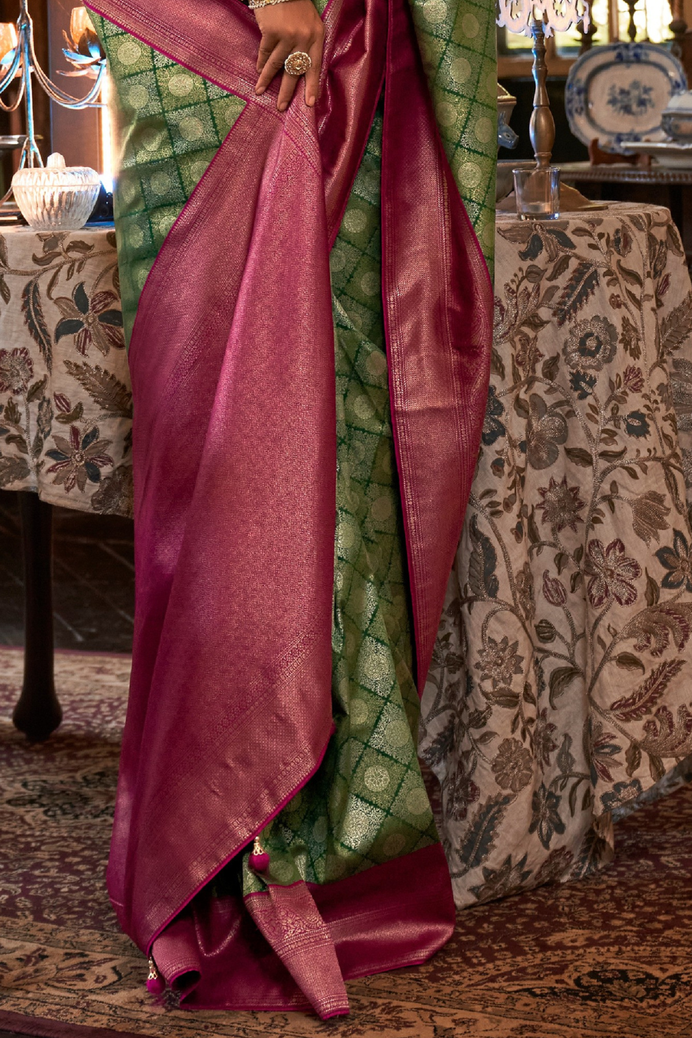 Graceful Kanjeevaram Silk Blend Saree with Motif Work