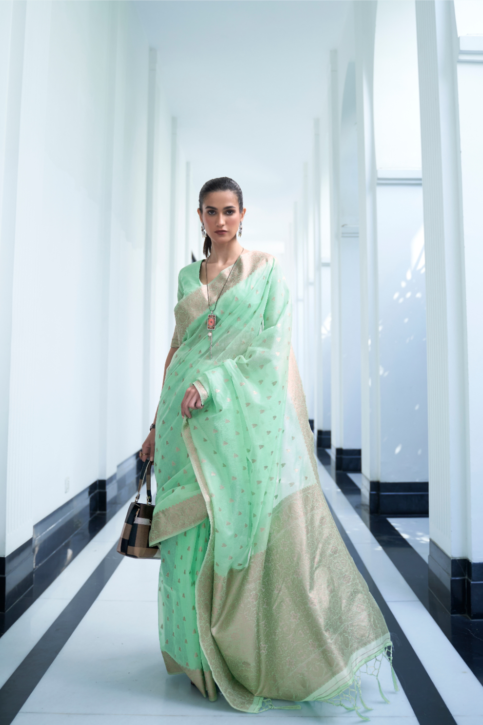 Elegant Mukaish Saree with Traditional Handloom Weaving