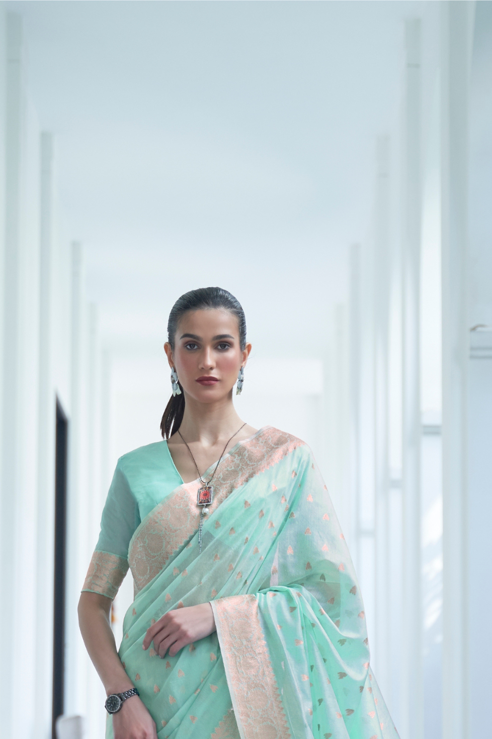 Elegant Mukaish Saree with Traditional Handloom Weaving