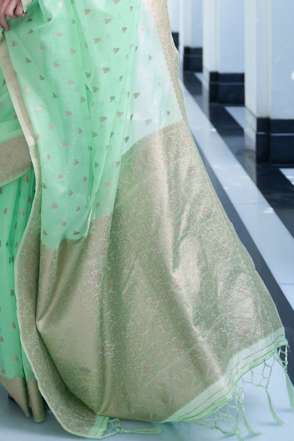 Elegant Mukaish Saree with Traditional Handloom Weaving