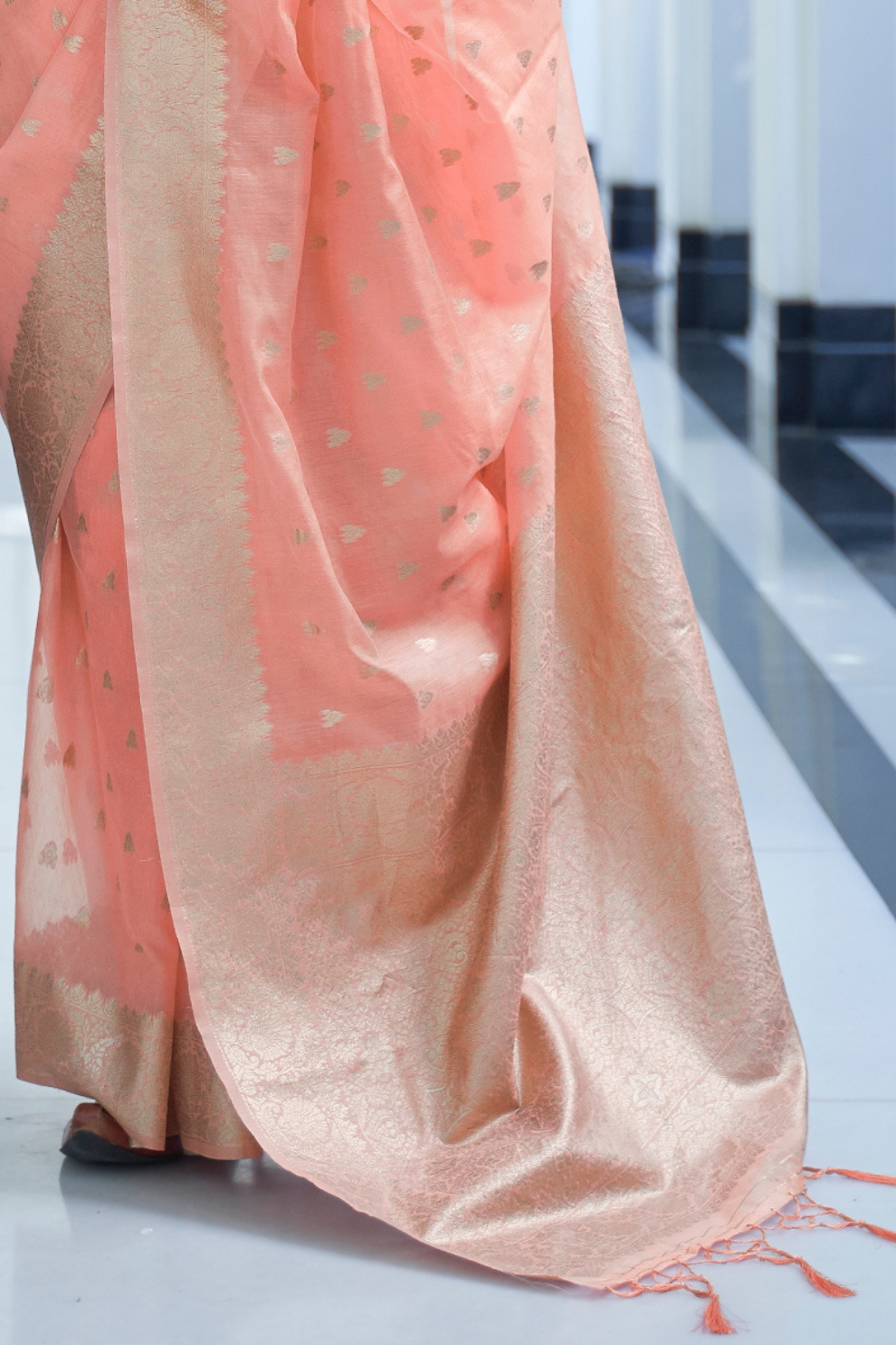 Elegant Mukaish Saree with Traditional Handloom Weaving