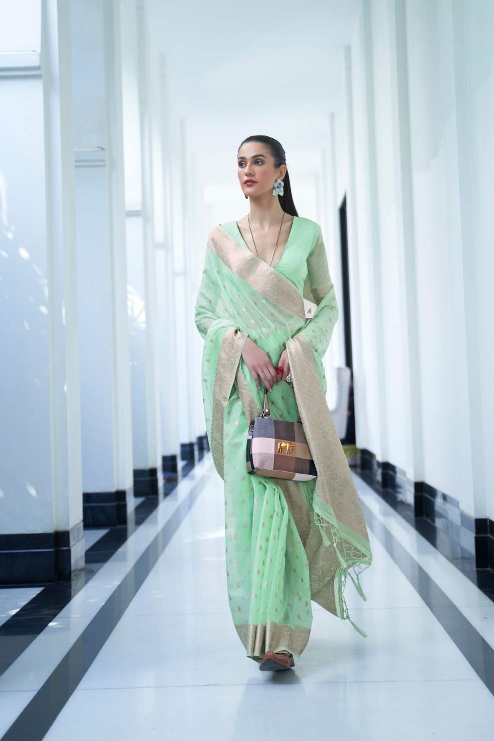 Elegant Mukaish Saree with Traditional Handloom Weaving