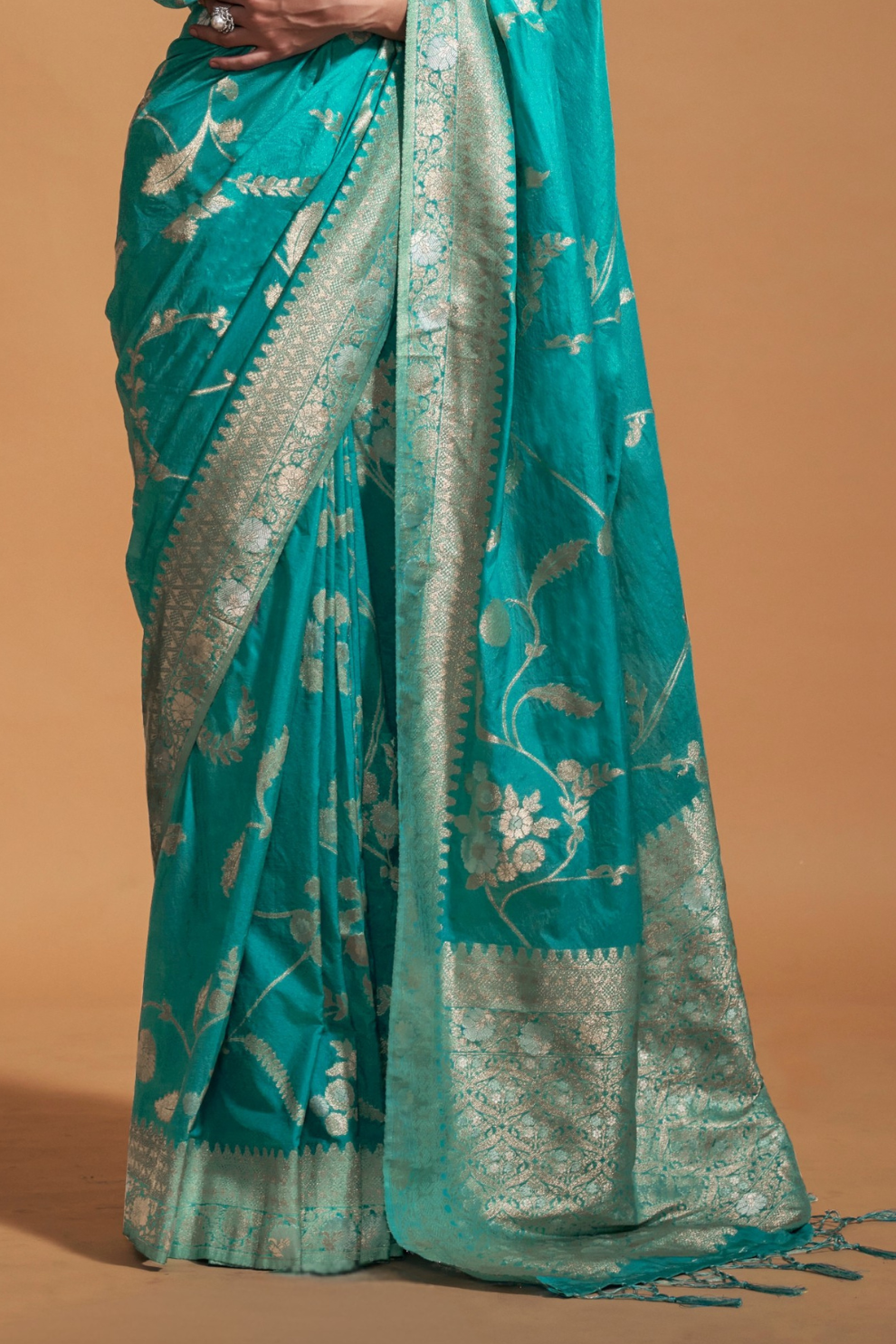 Pure Georgette Handloom Woven Silk Saree with Graceful Texture