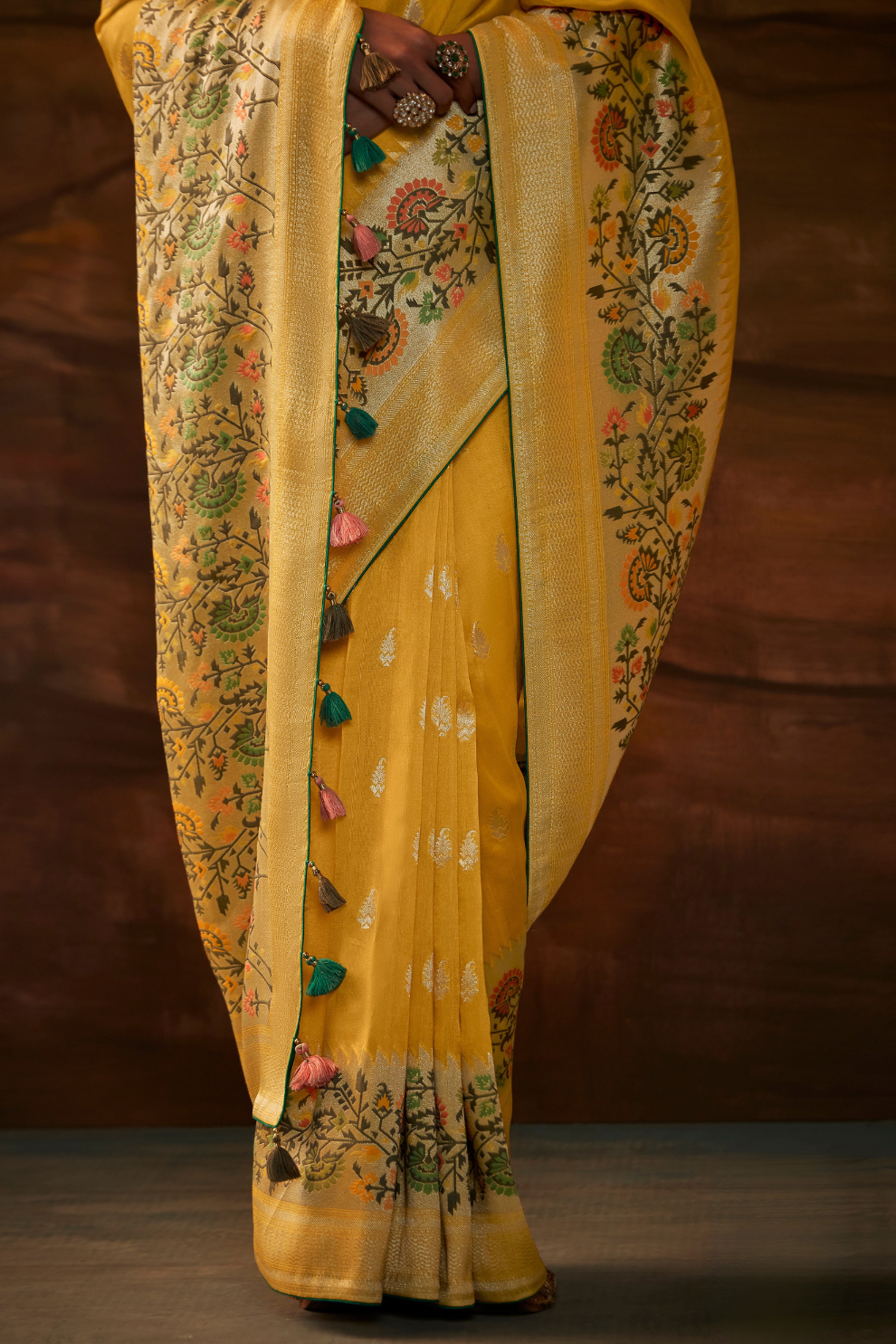 Elegant Silk Saree Embellished with Fine Zari Work