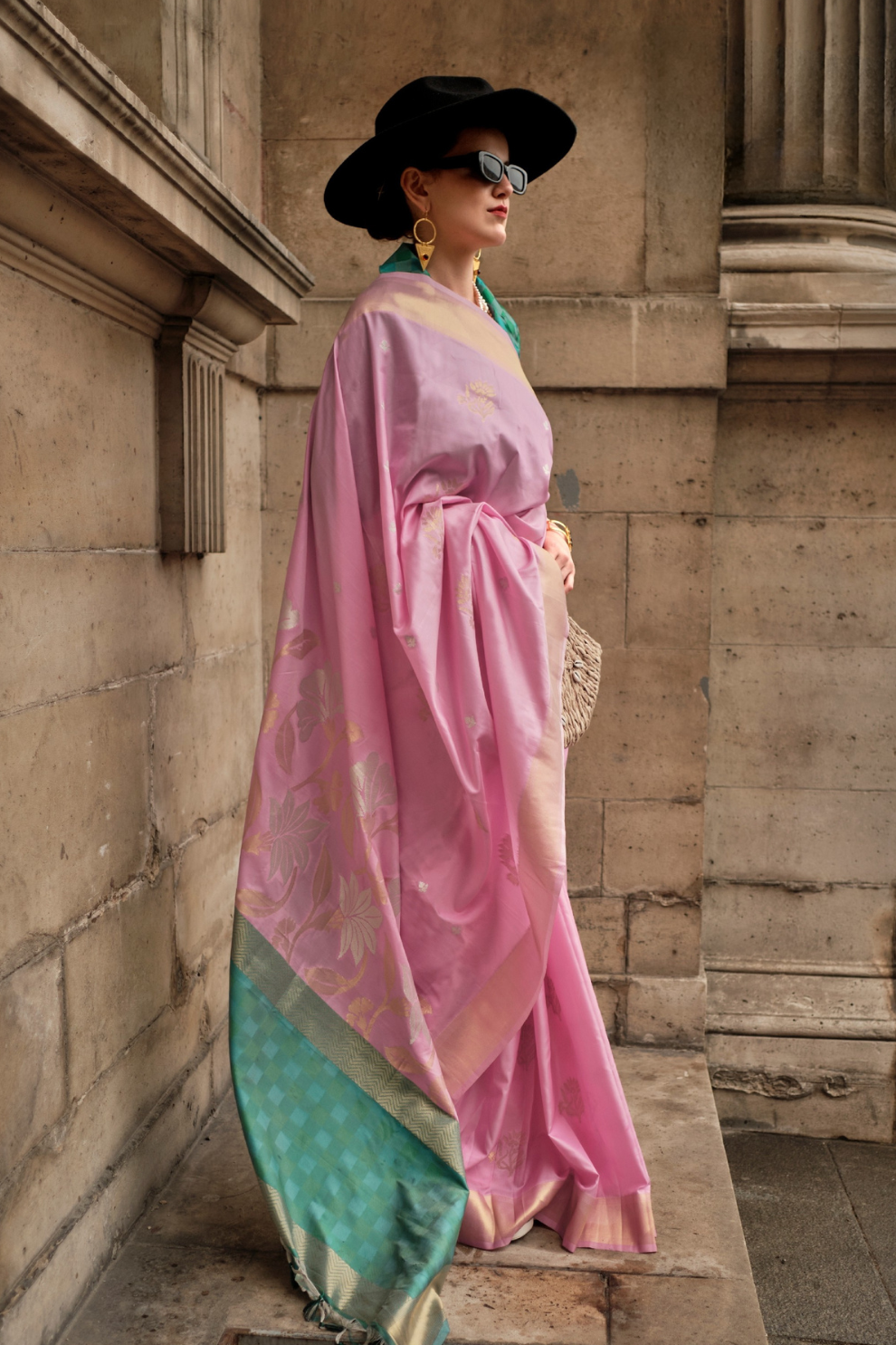Soft Silk Saree with Elegant Handloom Weaving Design