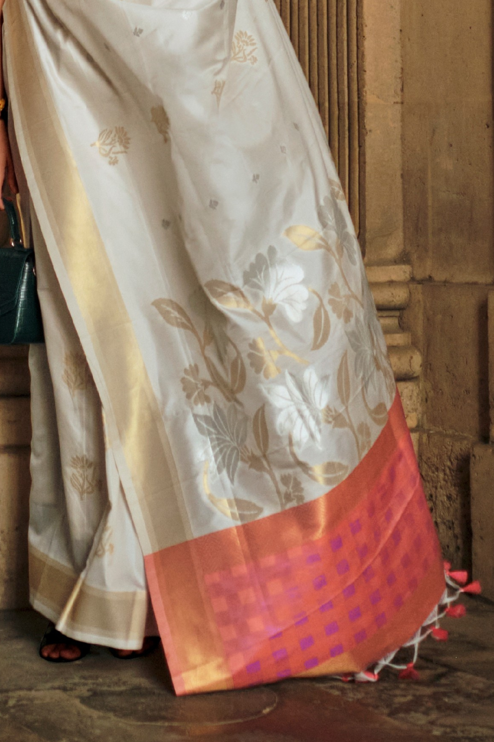 Soft Silk Saree with Elegant Handloom Weaving Design