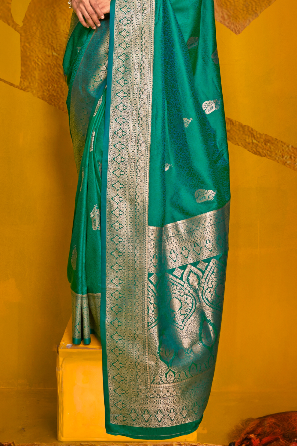Carnival Designer Handloom Silk Saree with Weaving Touch