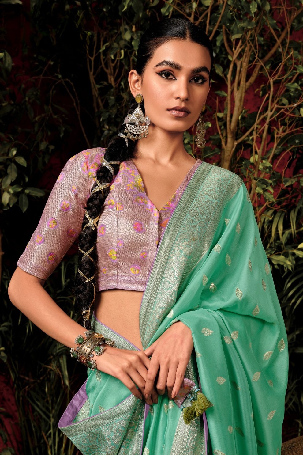 Graceful Dola Silk Saree with Intricate Zari Weaving Design
