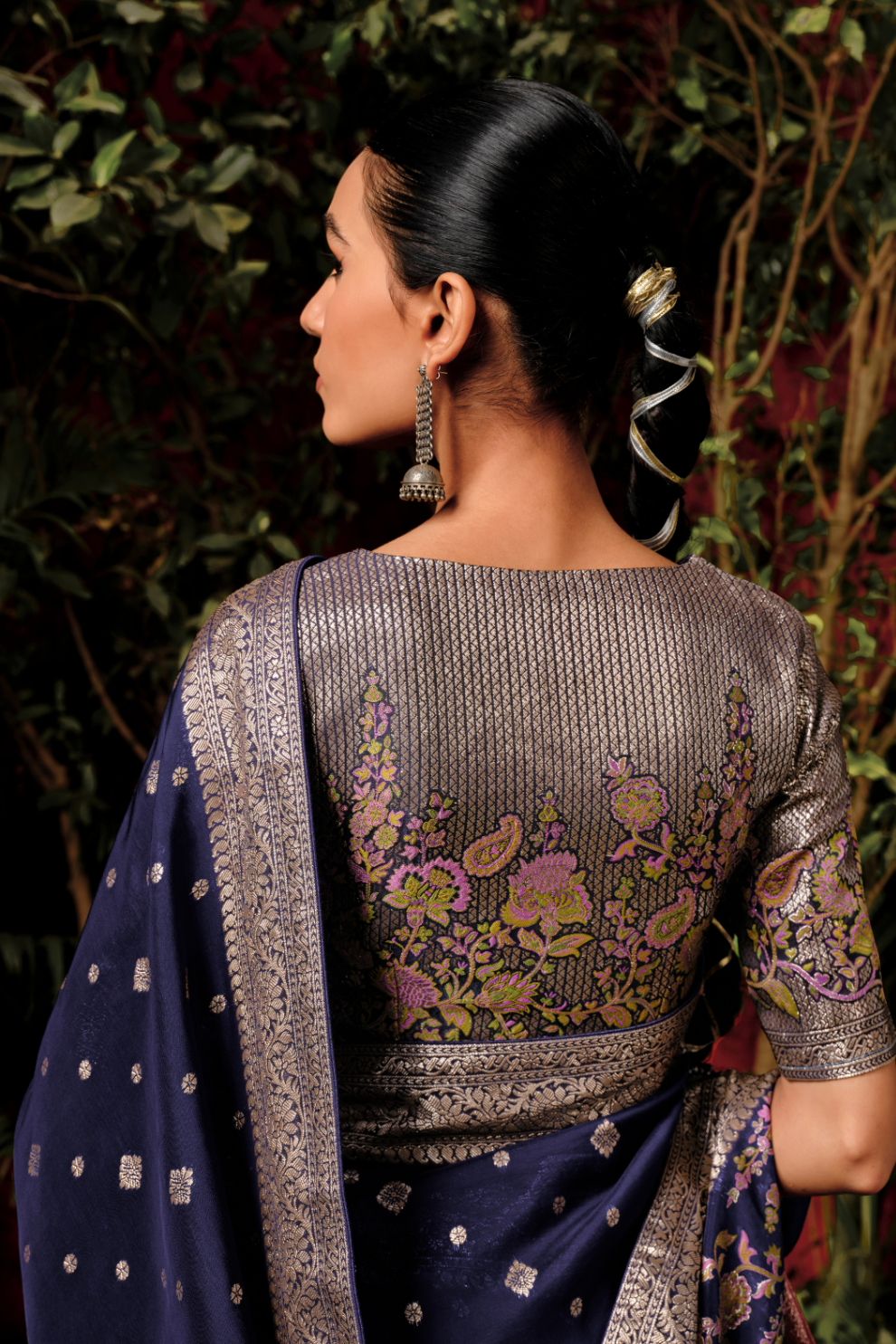 Graceful Dola Silk Saree with Intricate Zari Weaving Design