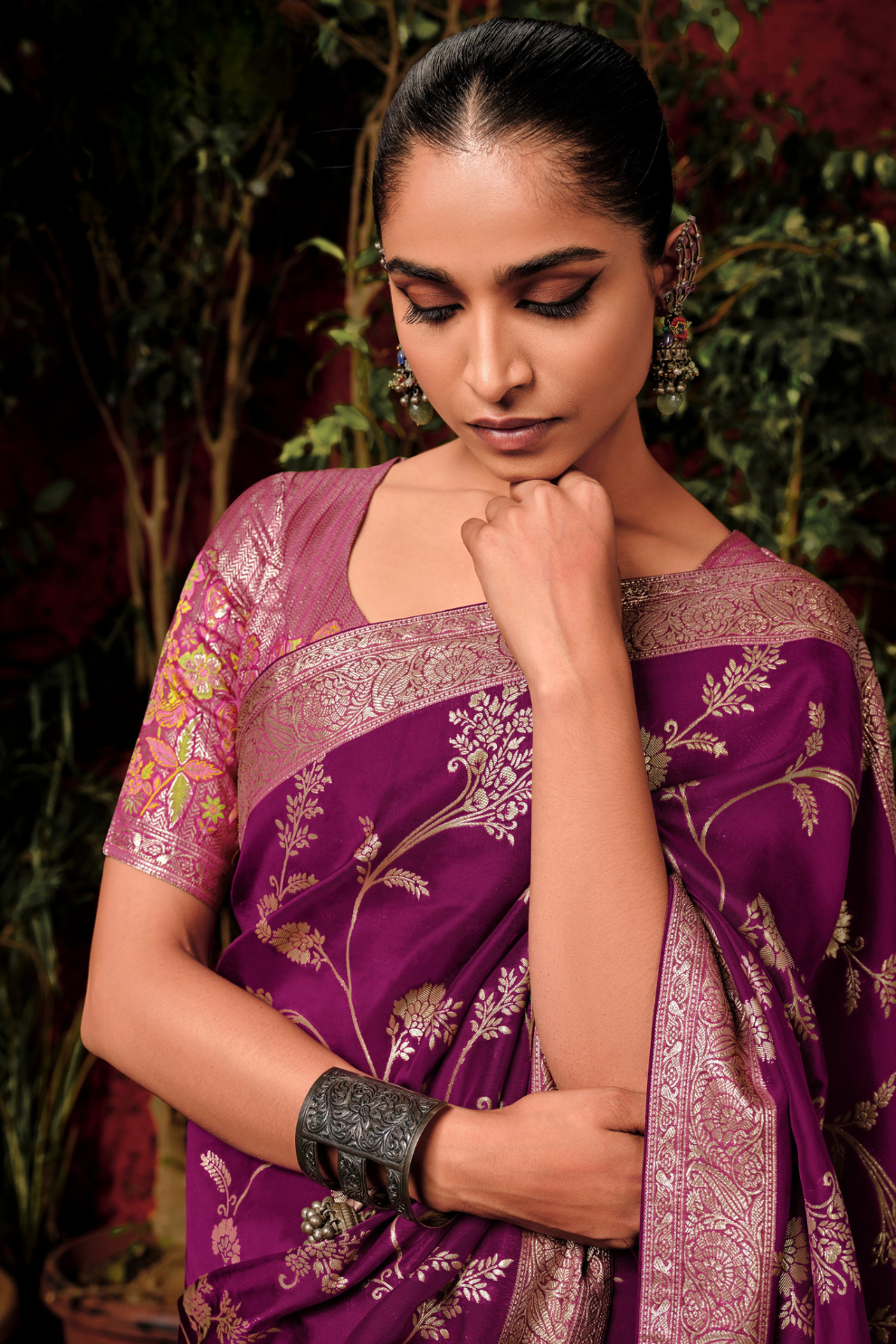 Graceful Dola Silk Saree with Intricate Zari Weaving Design