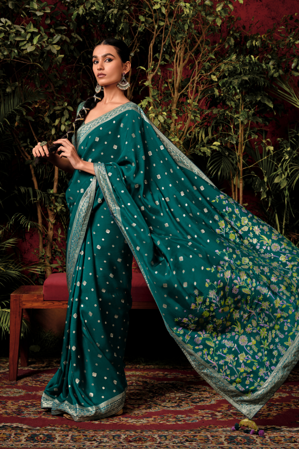 Graceful Dola Silk Saree with Intricate Zari Weaving Design