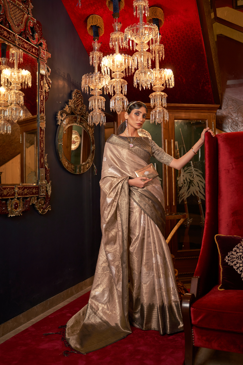Traditional Handloom Saree with Elegant Weaving Patterns