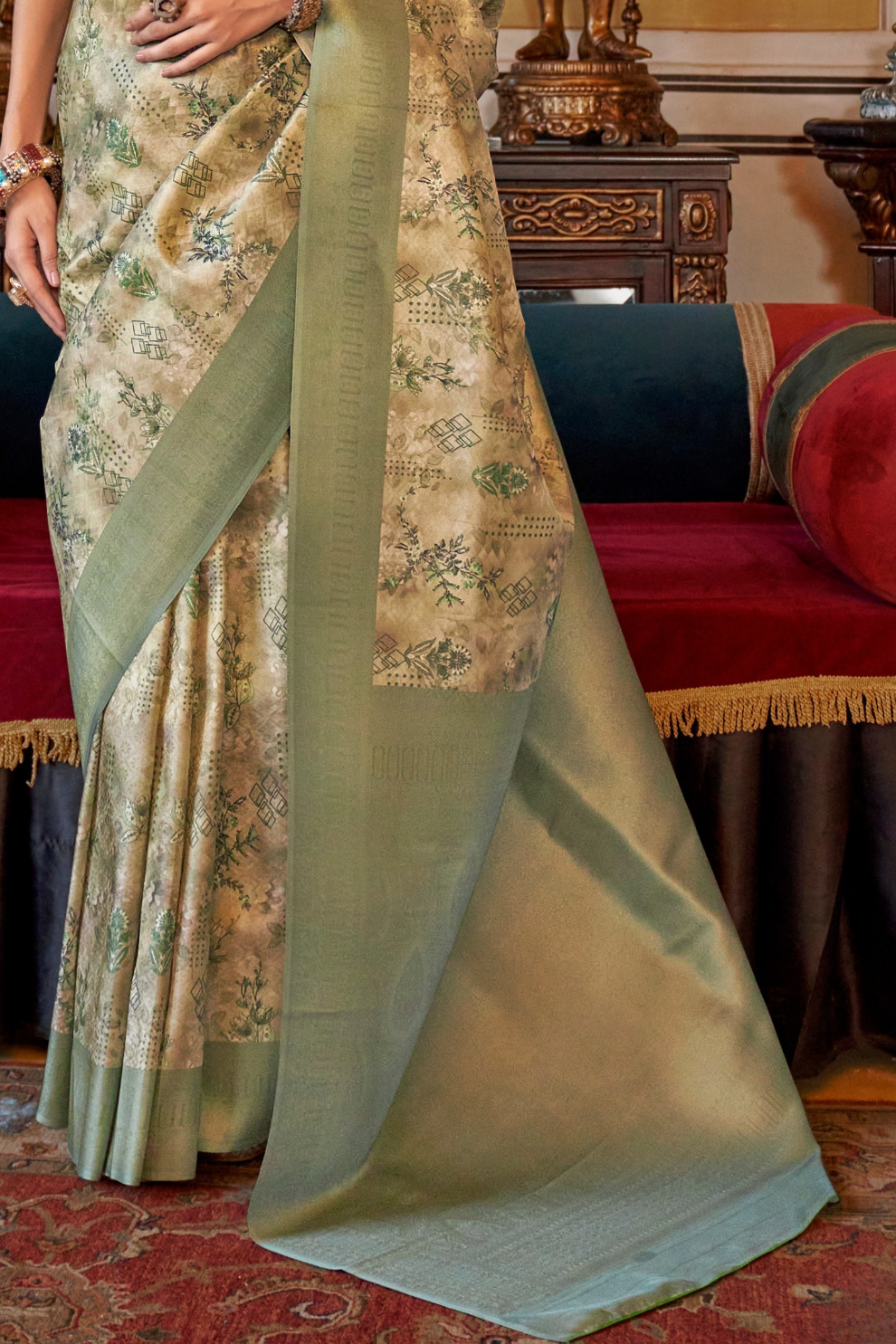 Traditional Woven Silk Blend Saree in Kanjivaram Design
