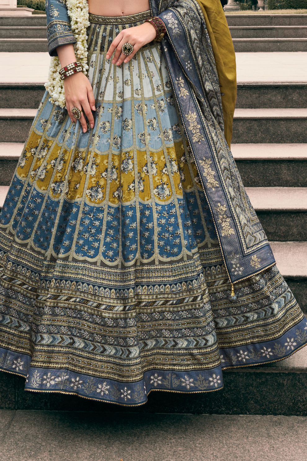 Lehenga Choli de seda de diseñador en color azul turquesa, lista para usar, con brillo y detalles de espejo