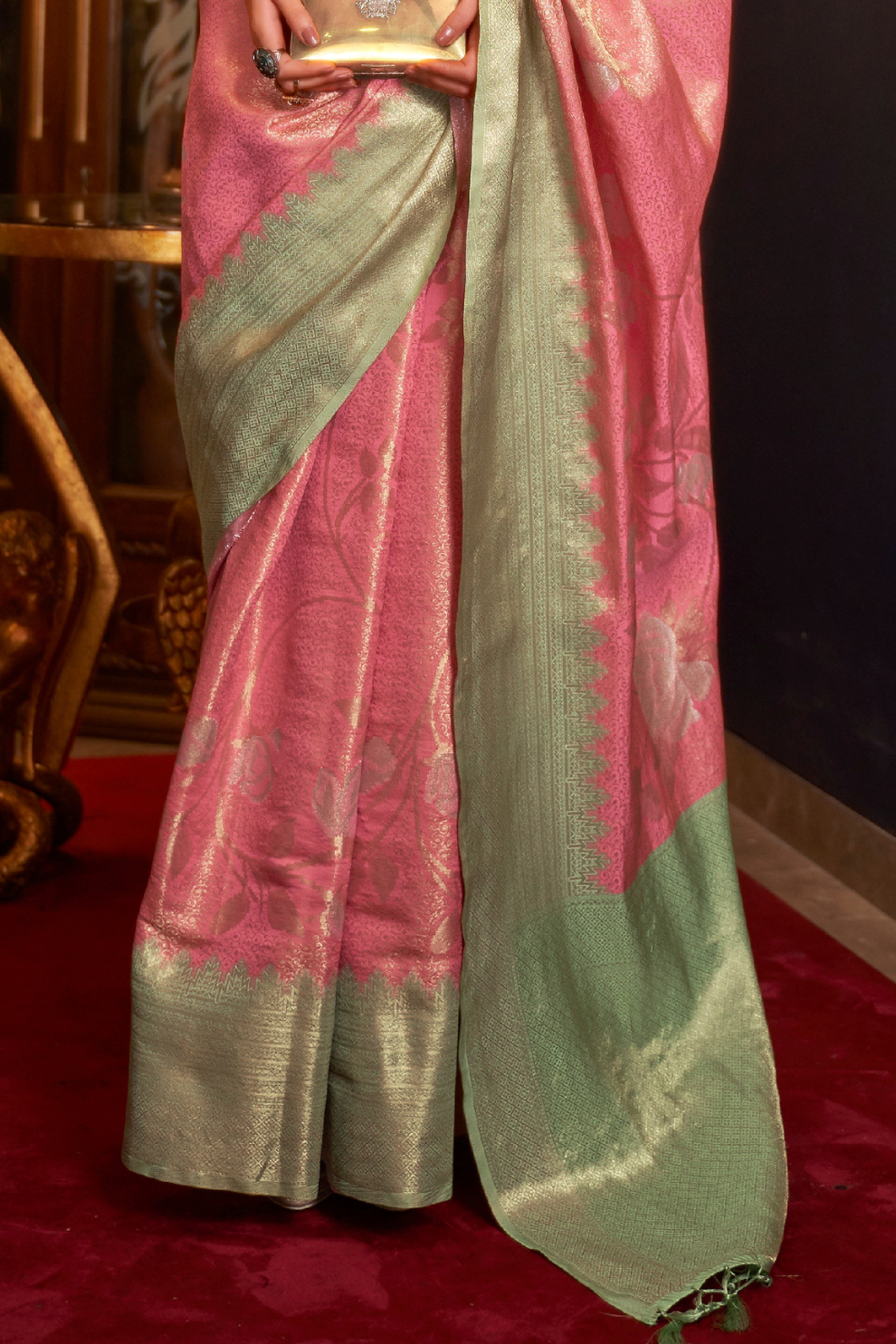 Traditional Handloom Saree with Elegant Weaving Patterns