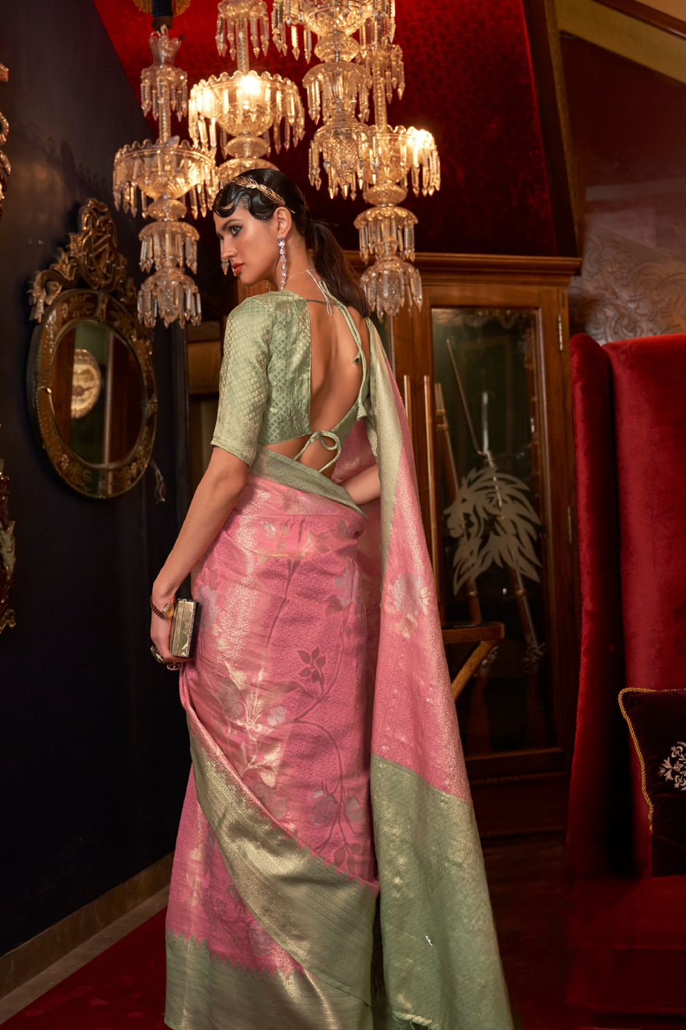 Traditional Handloom Saree with Elegant Weaving Patterns