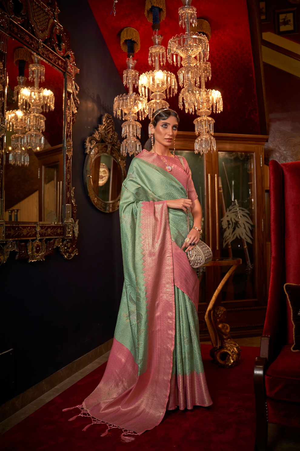 Traditional Handloom Saree with Elegant Weaving Patterns
