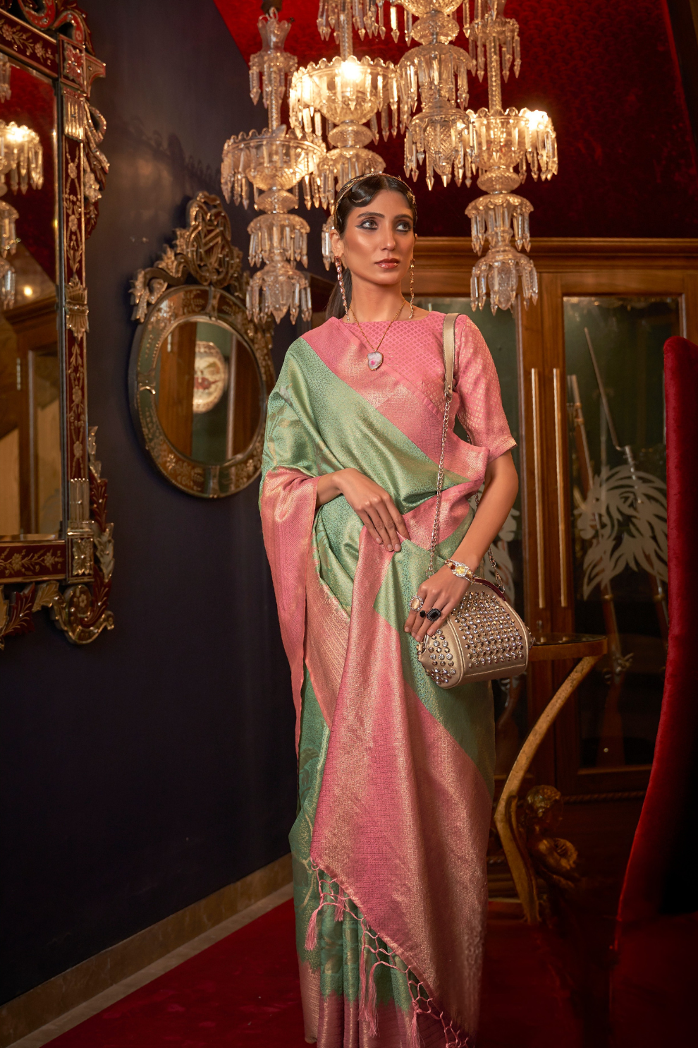 Traditional Handloom Saree with Elegant Weaving Patterns