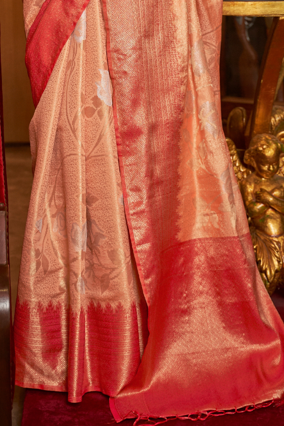 Traditional Handloom Saree with Elegant Weaving Patterns