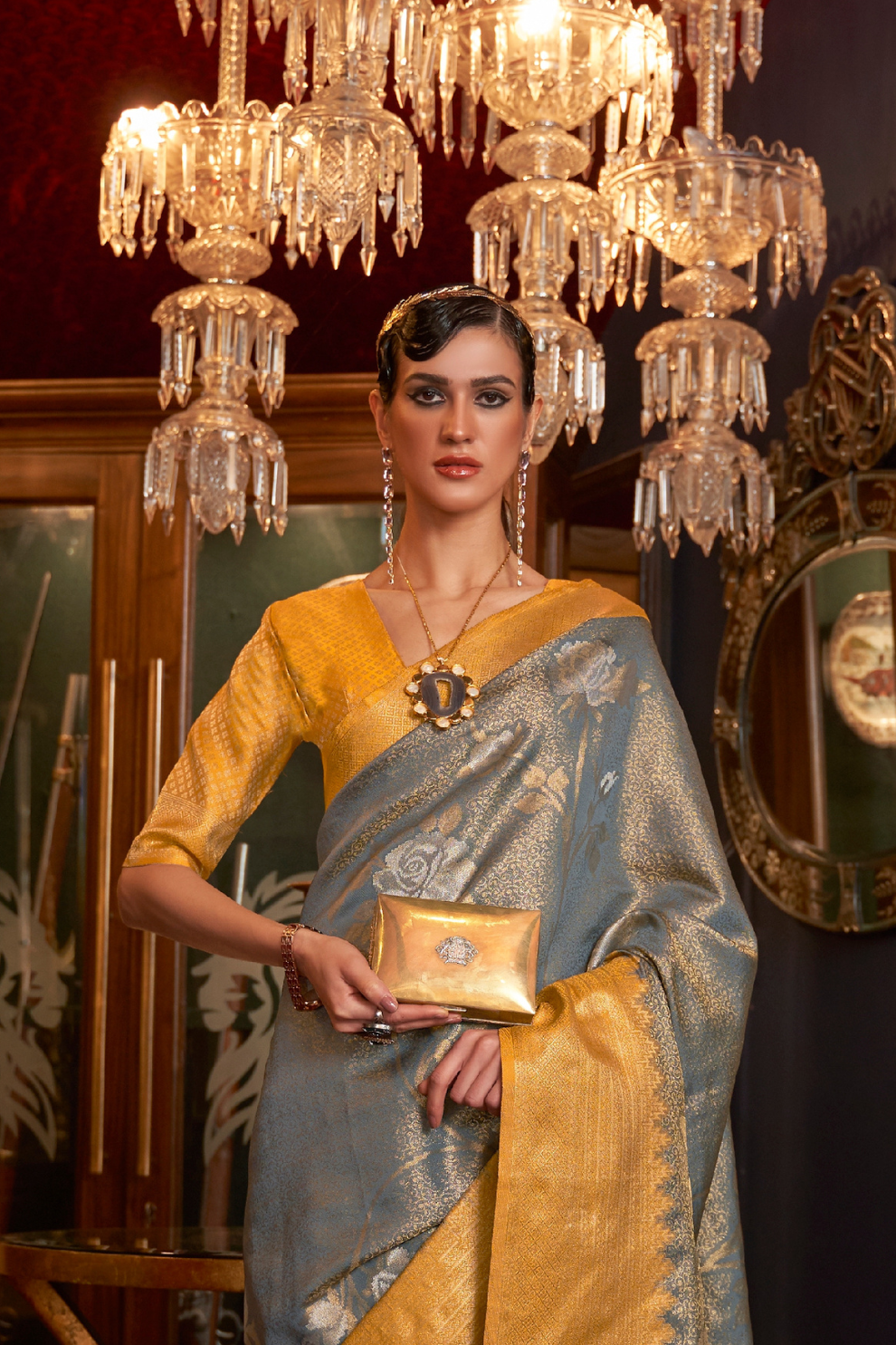 Traditional Handloom Saree with Elegant Weaving Patterns