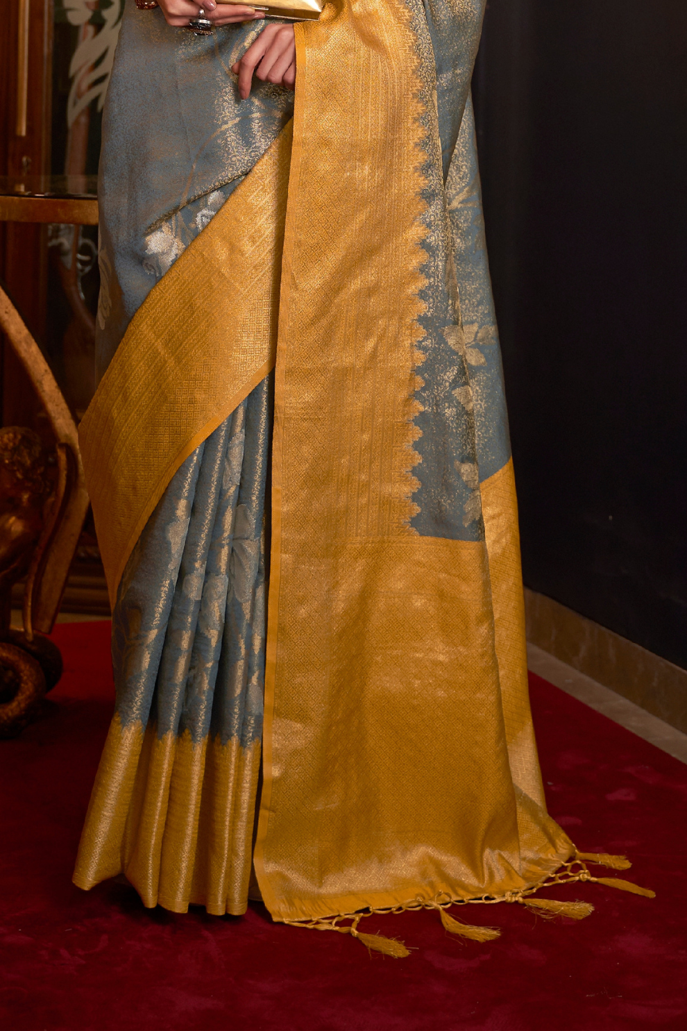 Traditional Handloom Saree with Elegant Weaving Patterns