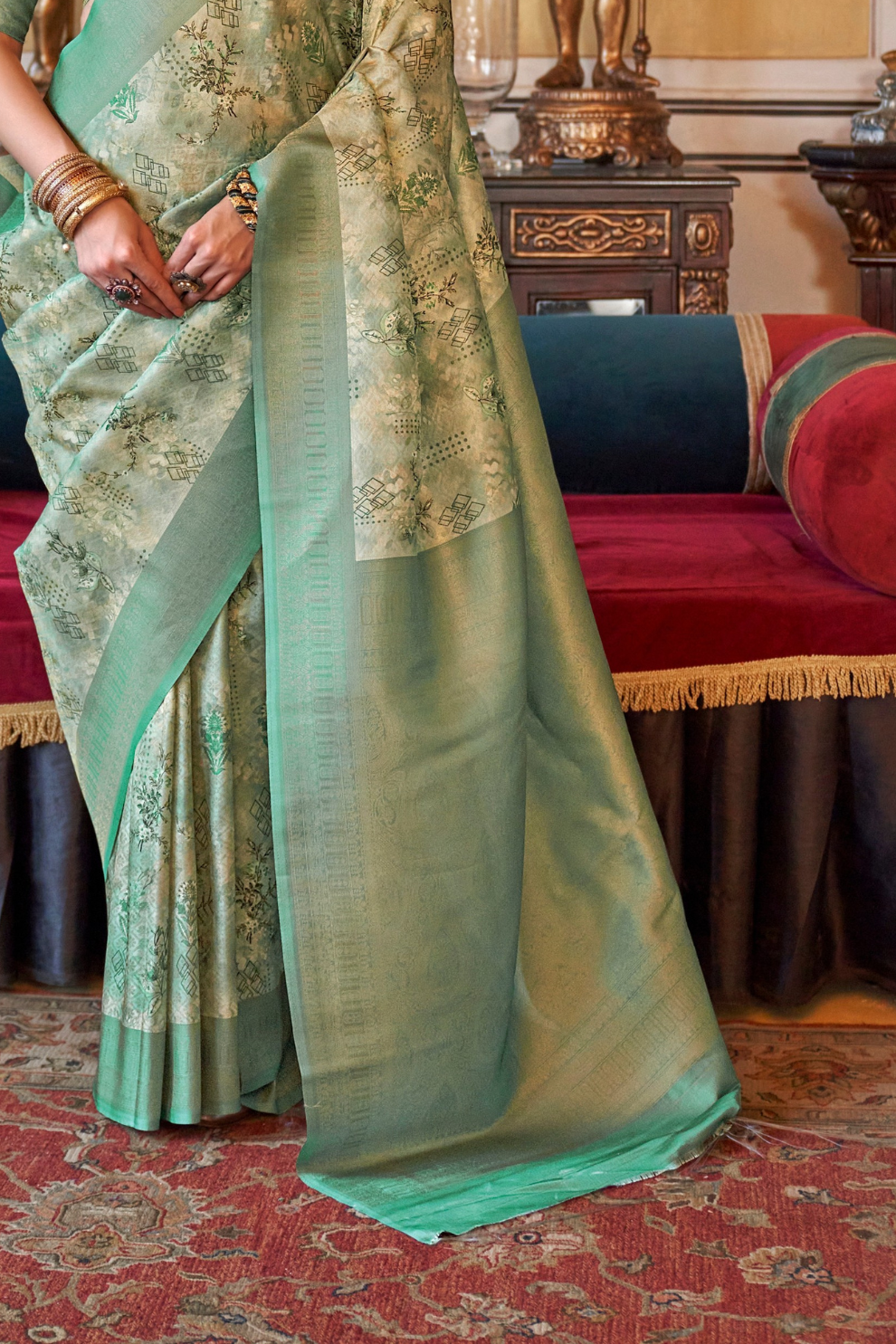 Traditional Woven Silk Blend Saree in Kanjivaram Design