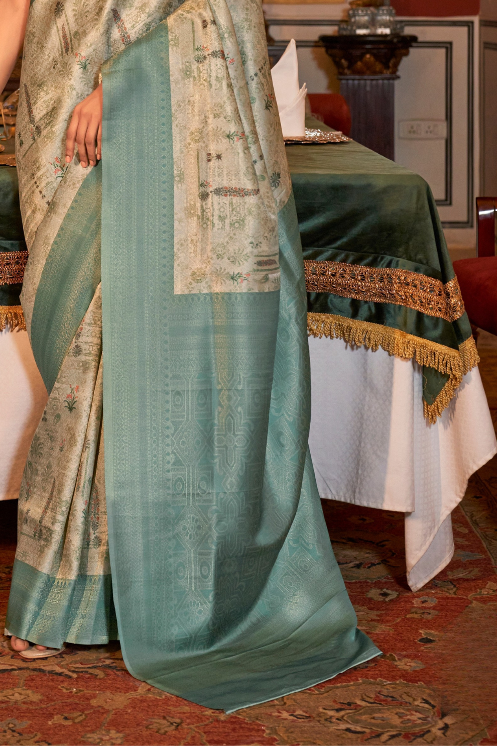 Elegant Silk Blend Saree with Kanjivaram Weave