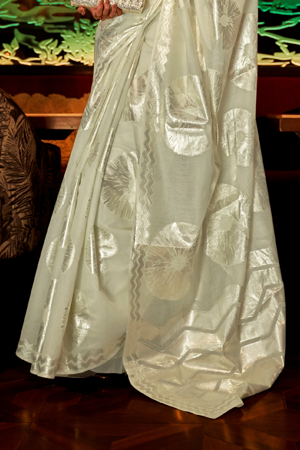 Elegant Handloom Saree with Traditional Woven Design