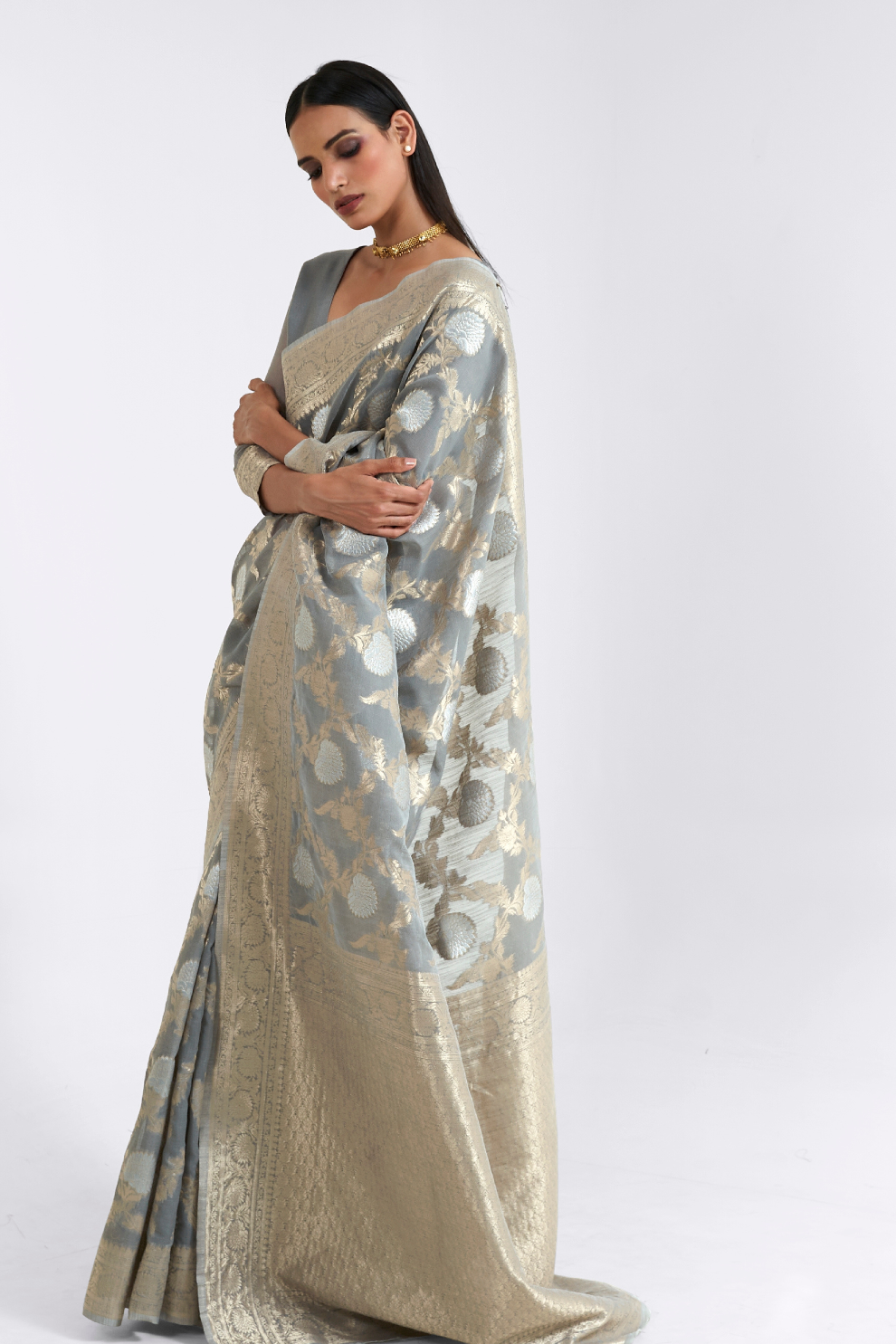 Traditional Linen Silk Saree with Elegant Zari Patterns