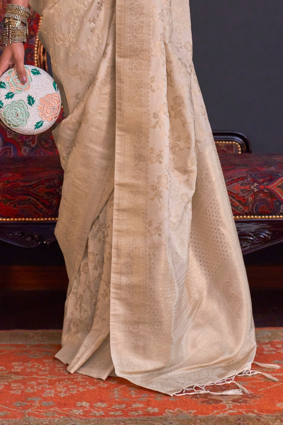 Graceful Handloom Woven Silk Saree with Traditional Charm